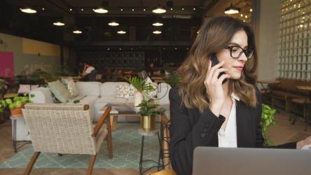 女商人在办公室打电话[4K免费商用]