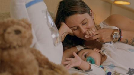 母亲亲吻婴儿的特写[免费商用]