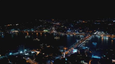 夜间穿越加拉塔大桥的交通[]