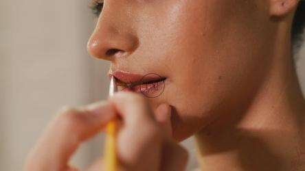 一位化妆师为一位年轻模特涂上最后一支口红[免费商用]