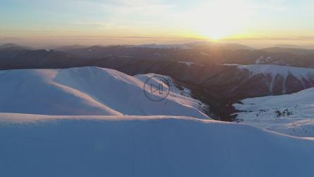 冬日山脉天际线上的日出[4K]