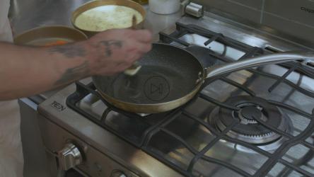 厨师在炉子上准备甜点[4K免费商用]