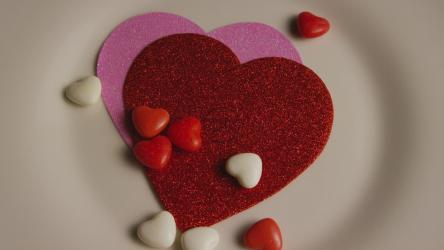 闪亮的纸心形和糖果[]