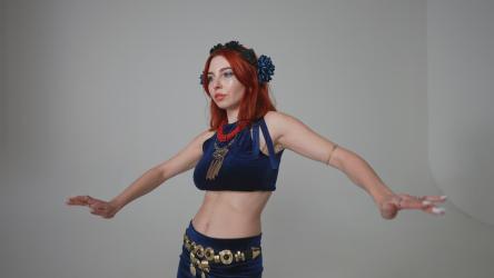 肚皮舞者在灰色背景下移动[]