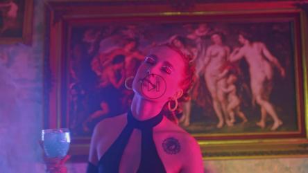 一些朋友在热闹的聚会上跳舞[免费商用]