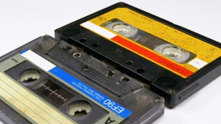 两个老式录音带旋转[]