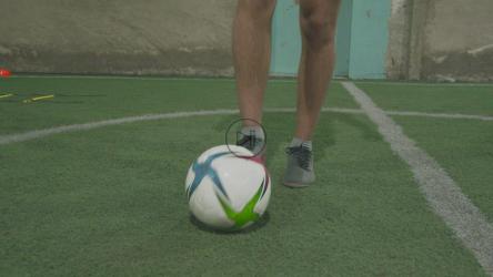 技术娴熟的足球运动员踢球[免费商用]