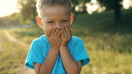 非常快乐的小男孩，肖像[]