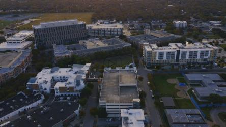 从高处看小镇的运动[免费商用]