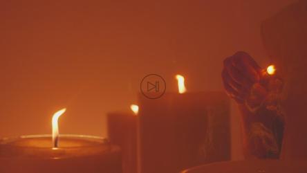 神秘女子点燃一支巨大的蜡烛[免费商用]