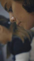 一个女孩做花瓶的脸和手[免费商用竖屏]