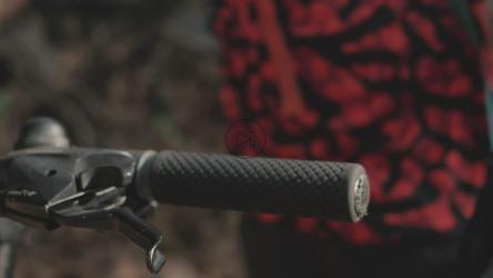 骑自行车的人把手放在自行车车把上[免费商用]