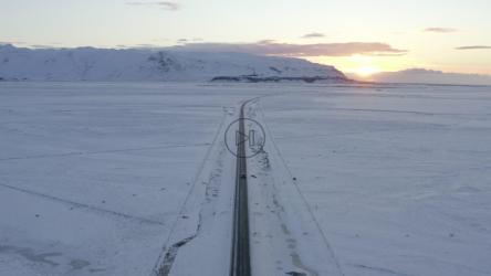 在下雪的环境中在道路上方飞行[4K]