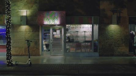 一群人晚上走在人行道上[免费商用]