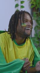 观看世界杯比赛的巴西球迷[免费商用竖屏]