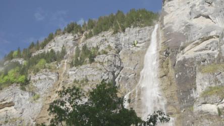 一对降落伞下降的岩石山的景色[免费商用]