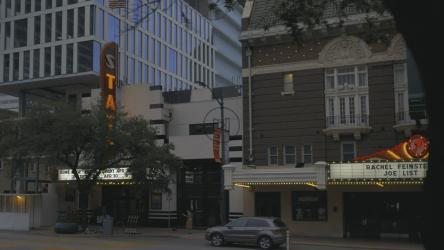 剧院的立面，有标志和发光的帐篷[免费商用]