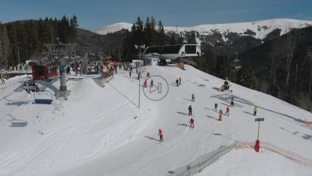 空中缆车和山上滑雪者的景观[4K]