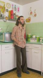 男人在厨房里听着收音机跳舞[免费商用竖屏]