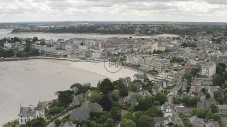 退潮时的城镇海滩[4K]