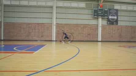 篮球运动员独自训练时投篮[免费商用]