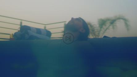 男子在池边休息[4K免费商用]