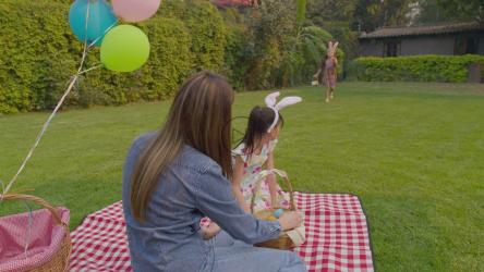 Girls celebrating Easter with their mom[免费商用]