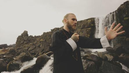 在瀑布边练功夫的年轻人[]