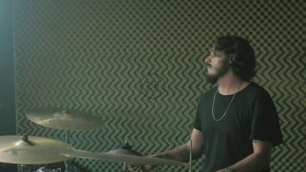 鼓手演奏慢歌[4K免费商用]