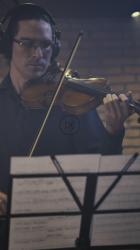 熟练的小提琴手演奏乐谱[免费商用竖屏]