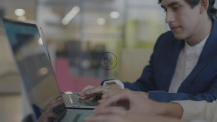 在笔记本电脑上工作的人[4K免费商用]