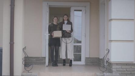 陆军士兵回家在门口拥抱家人[4K]