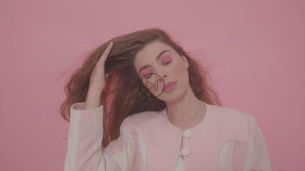 粉红色背景的时尚模特[免费商用]