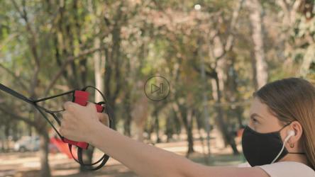 年轻女子戴口罩在公园锻炼[免费商用]