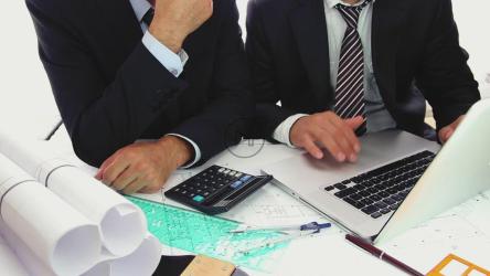 几位建筑师在电脑上工作[]