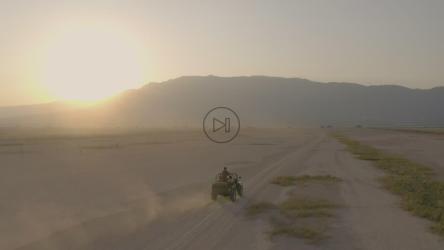 日落时穿越干旱沙漠的吉普车[免费商用]