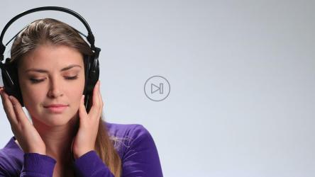 女人用耳机里的音乐跳舞[]