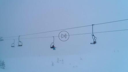 被雪覆盖的山上的躺椅[4K]