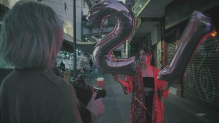 拍摄一个带编号气球的女孩[免费商用]