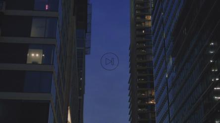 圣诞节日落时大型建筑之间的街道[免费商用]