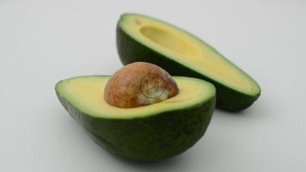 鳄梨切成两半[]