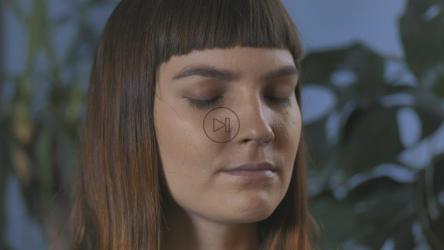 一个女人慢慢睁开眼睛的脸[4K免费商用]