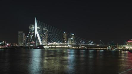 夜晚的伊拉斯谟大桥[]