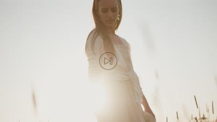 愤怒的女孩穿过田野[]