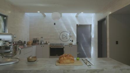 一个厨师从仓库里拿出一个袋子[4K免费商用]