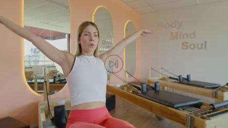 年轻的金发女子在健身房伸展[免费商用]