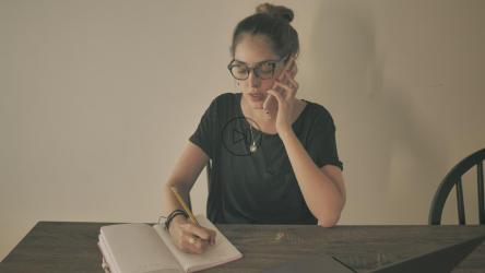 一位年轻女士在她的餐厅里做家庭办公室[免费商用]