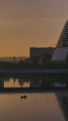 日落时大城市郊区的湖泊[免费商用竖屏]