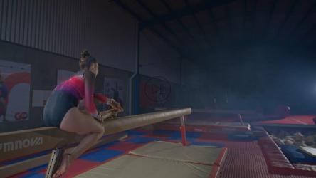 女子体操运动员在平衡木上伸展[免费商用]