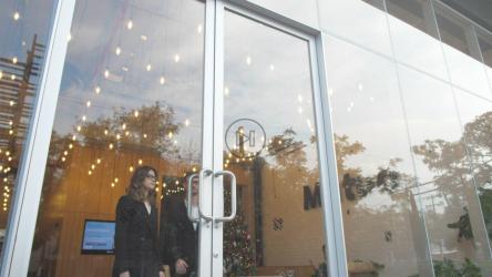 两名商务人员离开一栋大楼[免费商用]